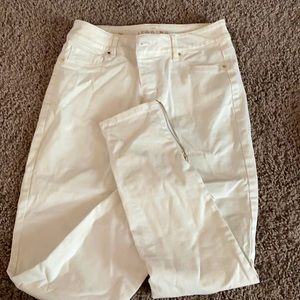 White cropped jeggings with zippers on bottom